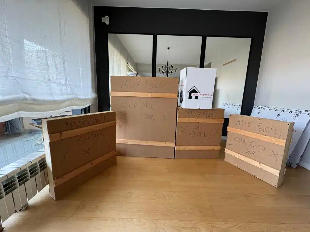 Cuadros embalados en cajas de madera, y preparados para el transporte
