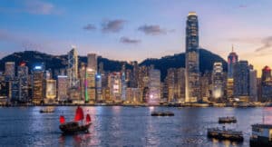 El horizonte de Hong Kong al anochecer, representando el destino de su mudanza internacional desde España con Wisse Moving.